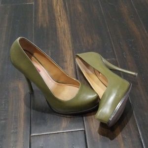 ***SOLD*** 5/48 Army green platform heels💕